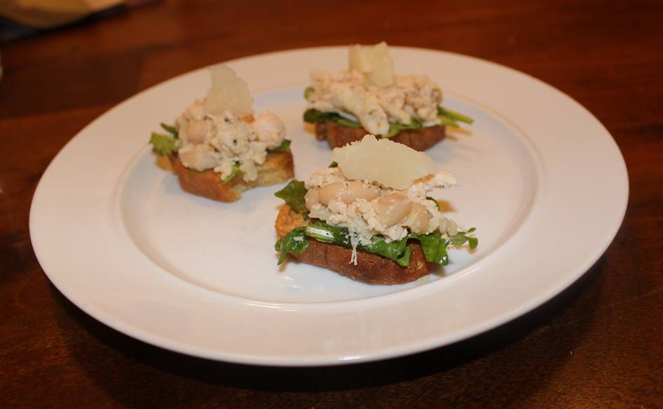 Crostini with Arugula, Cannellini Beans, and Chicken